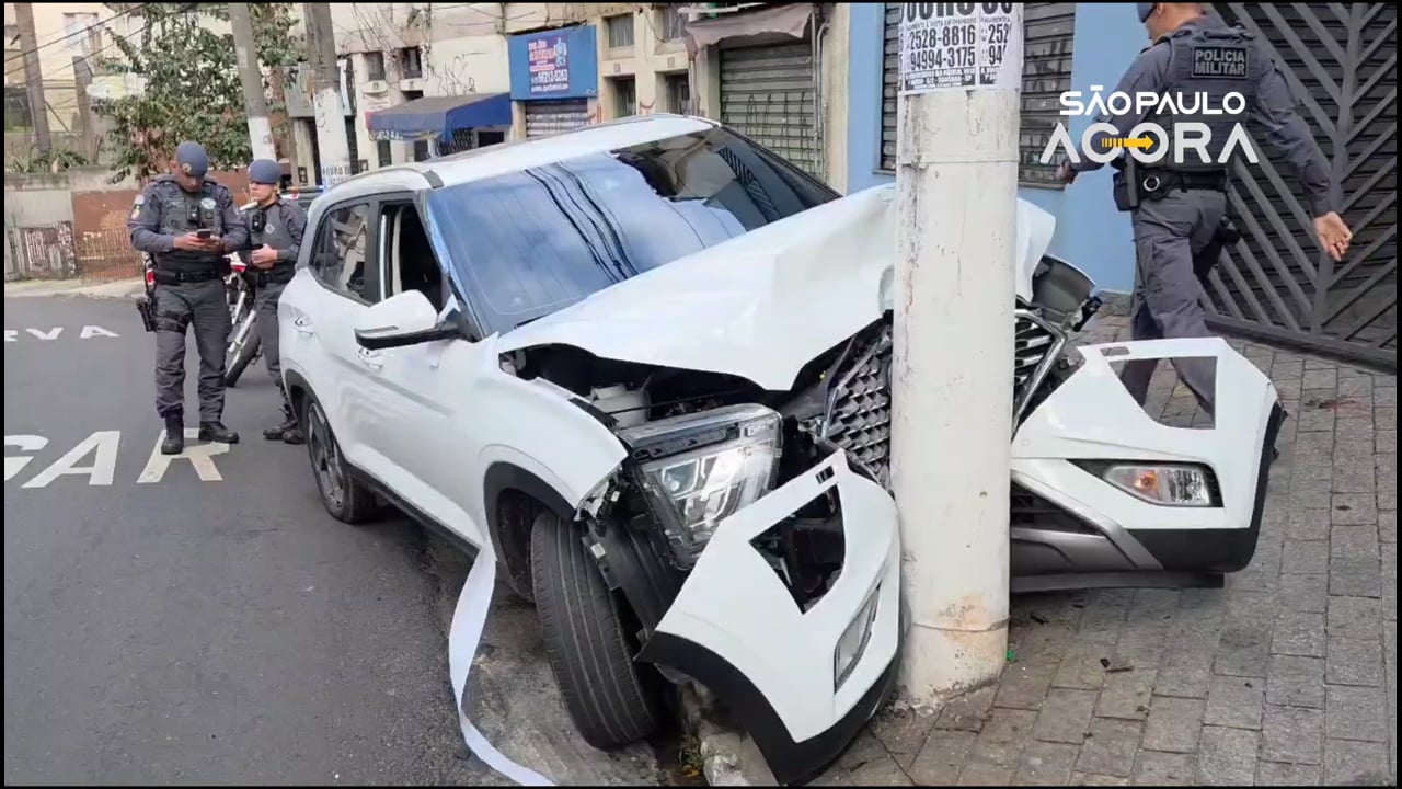 Motorista perde controle de carro e bate em poste na Zona Norte de SP