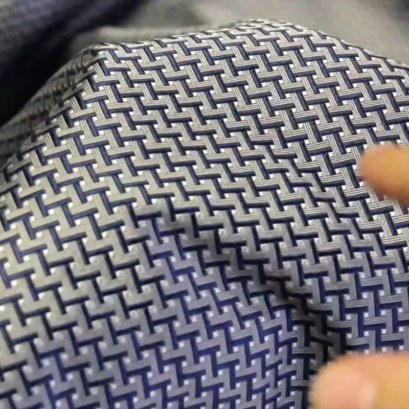 Vidéo: Jacquard 100% soie - Entrelacs bleu marine et gris