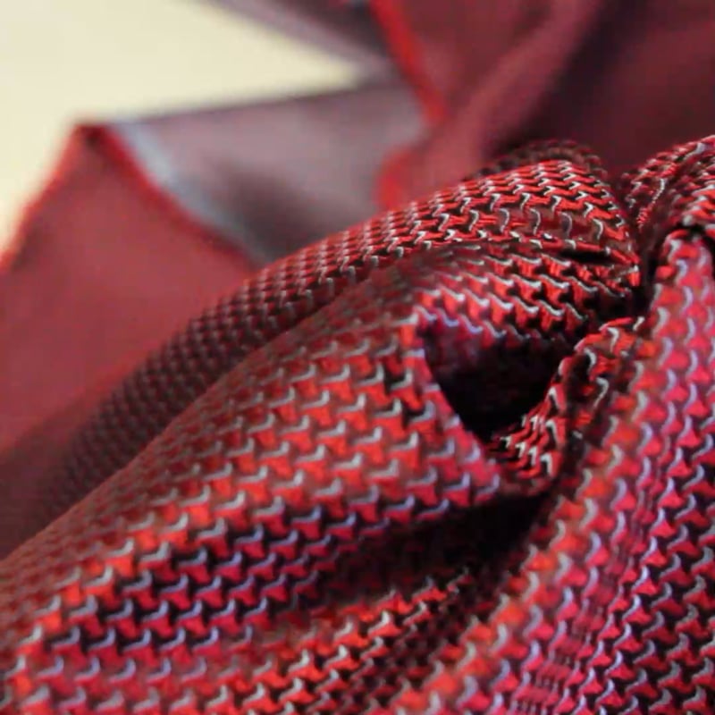 Vidéo: Jacquard 100% soie - Crochet rouge et gris