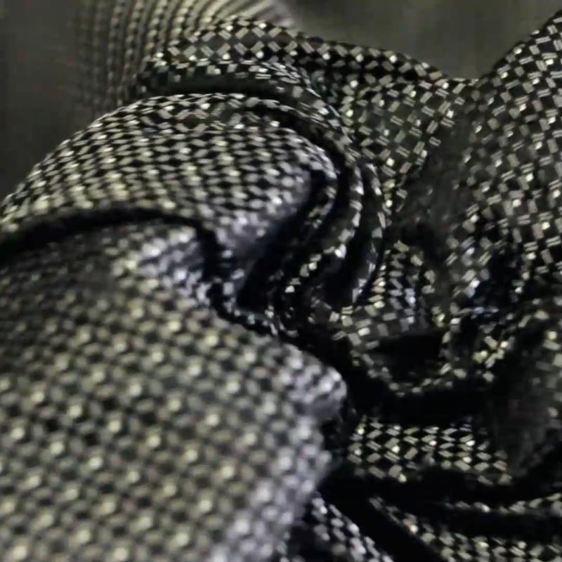 Vidéo: Jacquard 100% soie - Carreaux noirs et argentés