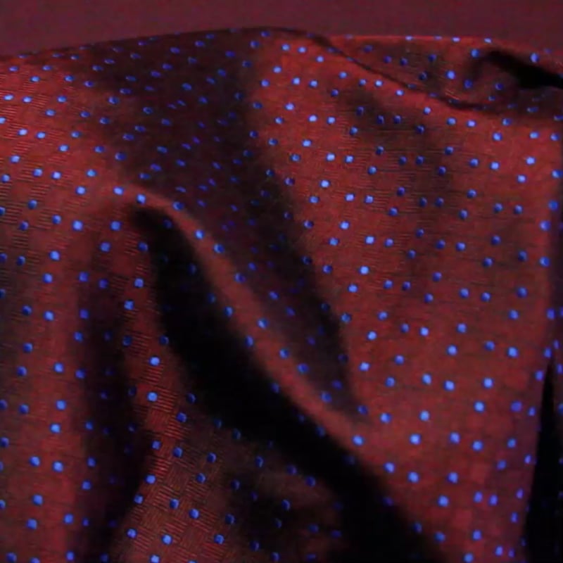 Vidéo: Jacquard 100% soie - Pois rouges fond bleu roi