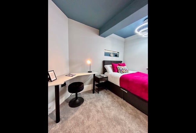 City Chic -Ensuite -Bills included Main Photo