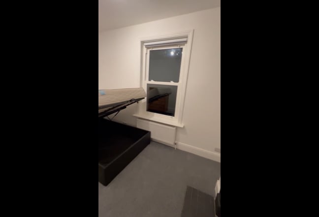 Double bedroom, central g'fd - Bills included Main Photo