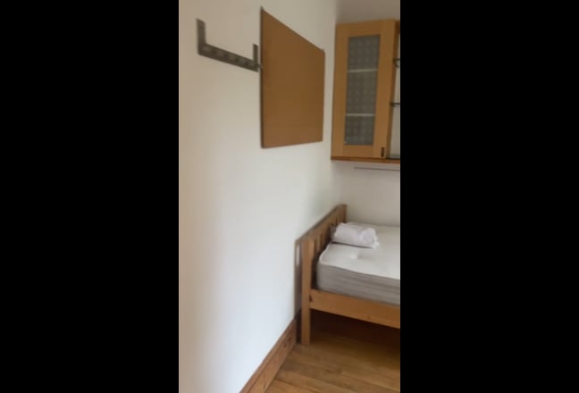 Single Bedroom for Rent – Ideal for RHUL Students Main Photo