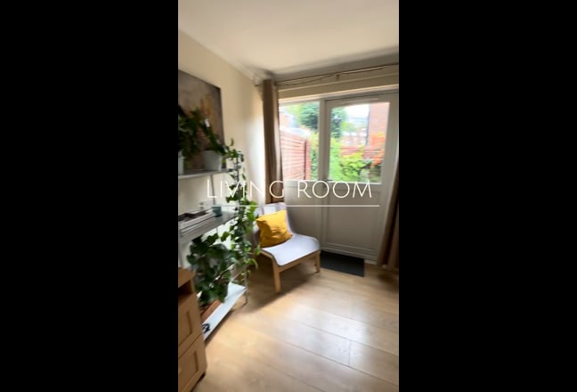 Double Bedroom-Great location!!No students/couples Main Photo
