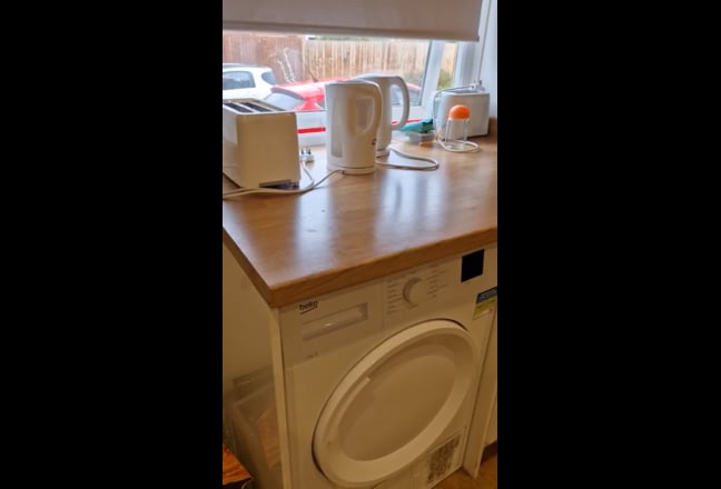 Double Room with Own Ensuite Nr Train Stn (302) Main Photo