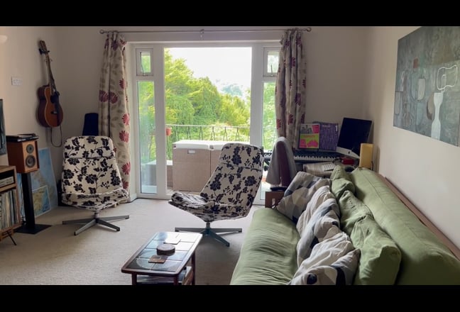 Room in clean, calm flat. Good transport links. Main Photo