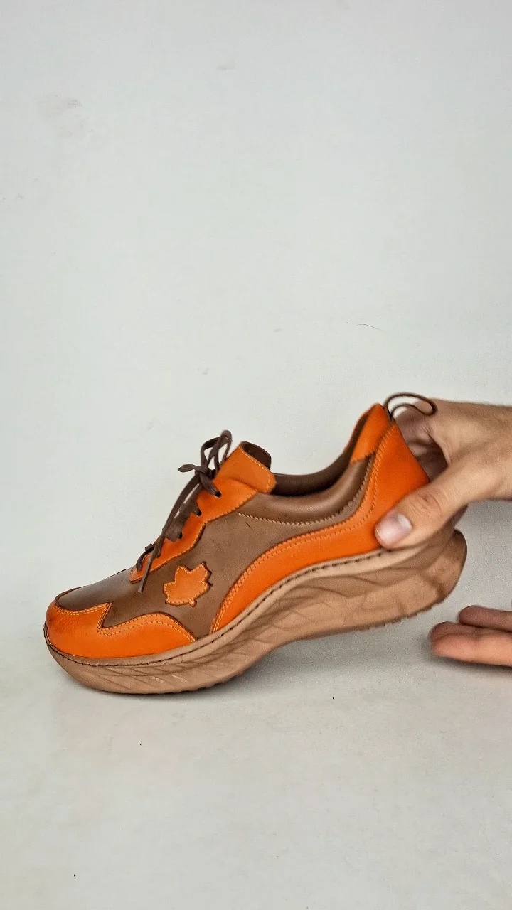 Tênis Feminino em Couro Legítimo com Palmilha em Gel - Castanho