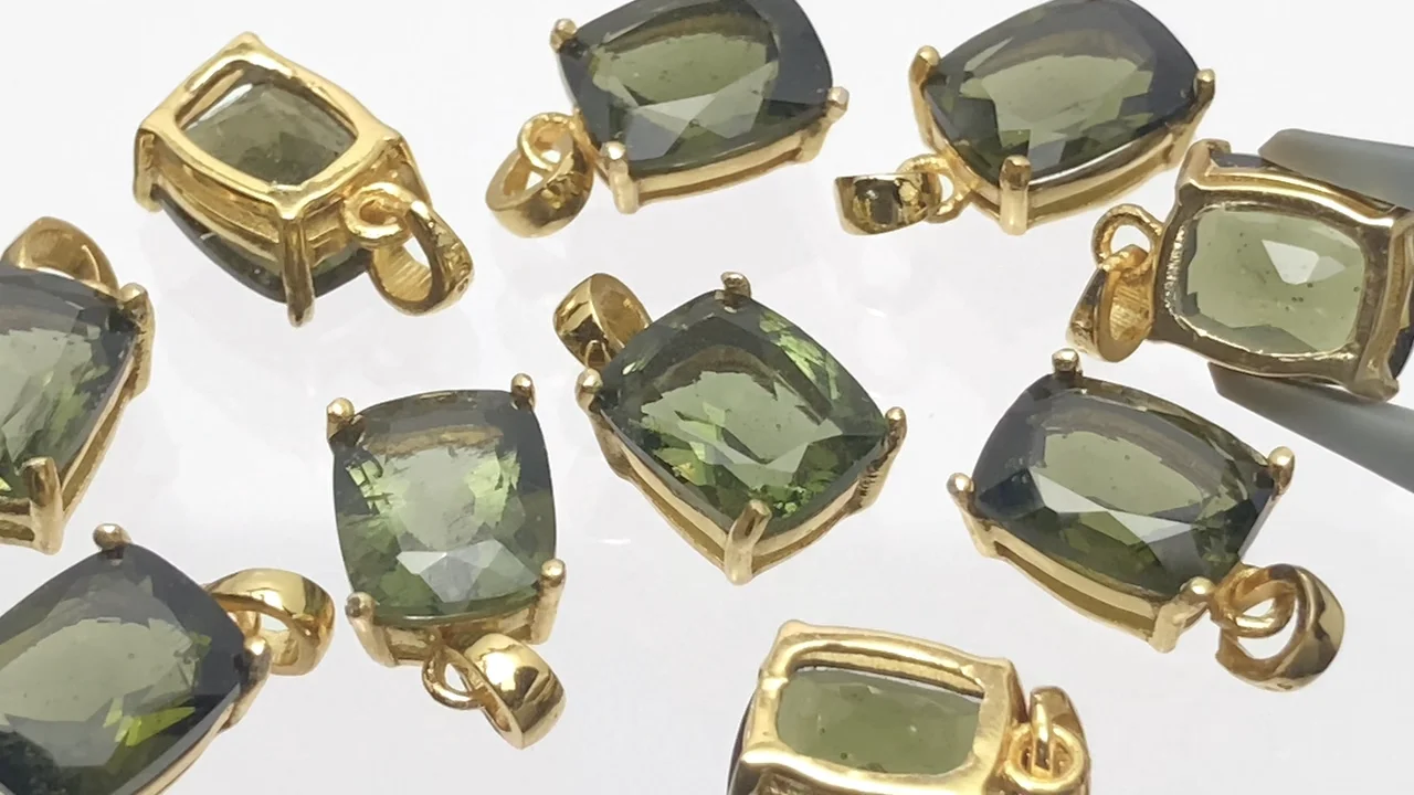 【ソーティング付】希少❣️3.9gモルダバイトペンダント ソーティング付】希少、トップクラス！モルダバイト原石ペンダント3.9g