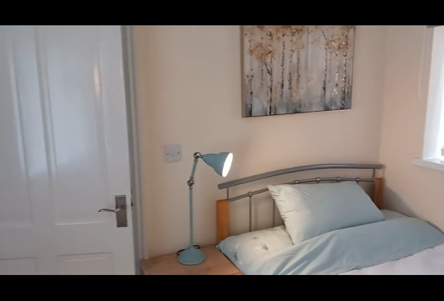 Double room/ensuite/easy access Daresbury Sc Pk.  Main Photo