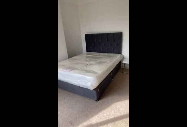 Large ensuite and your own office / lounge area Main Photo