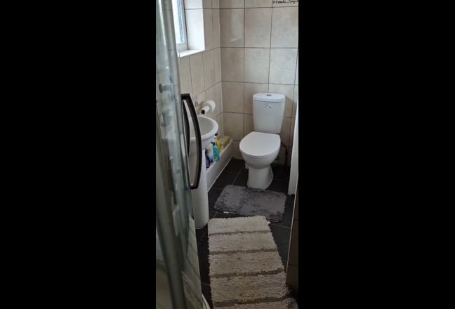 Clean and Tidy * * own bathroom * * TW5 Main Photo