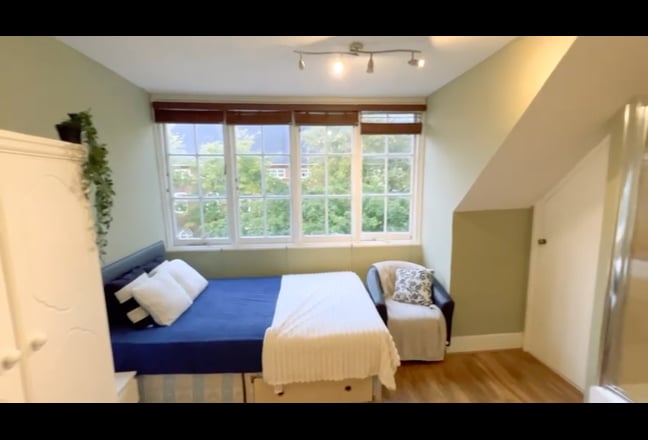 Double bedsit available in Chiswick Main Photo