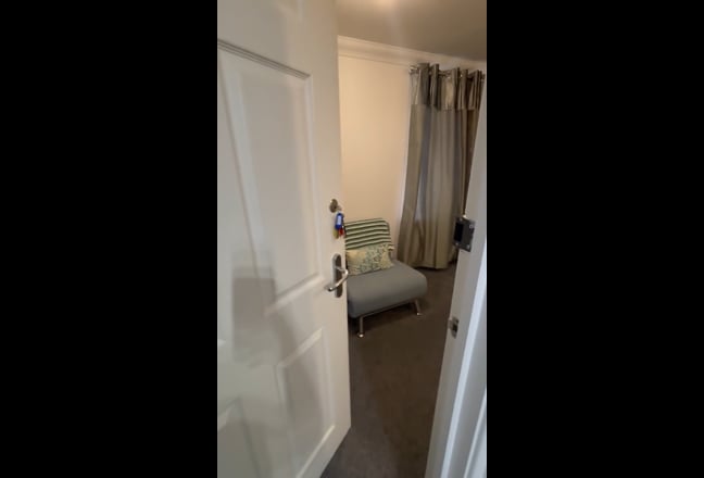Large Double in Shared Town House, near shops  Main Photo