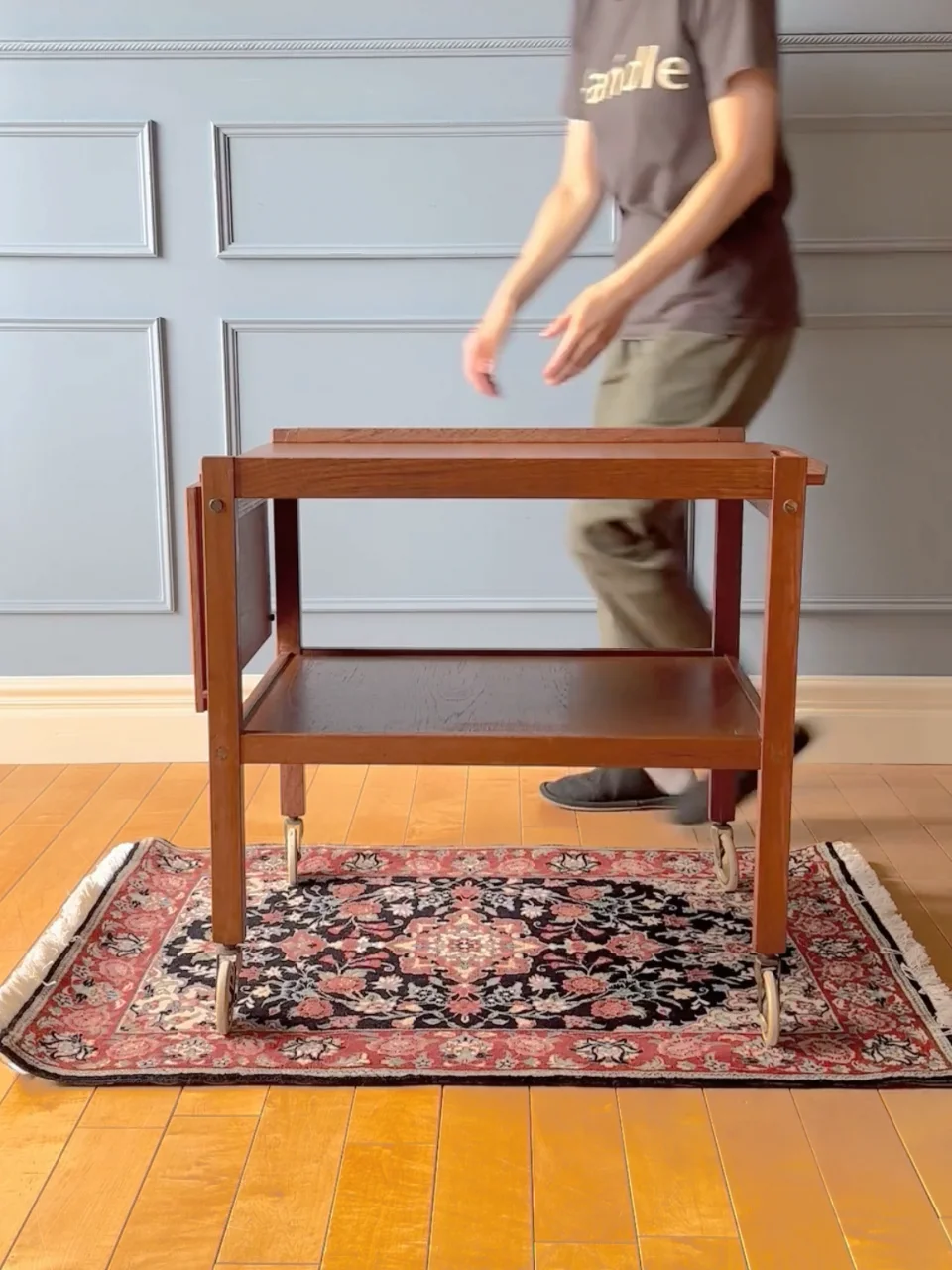 天板が伸び縮みする便利なビンテージのトローリー、移動式の伸長式