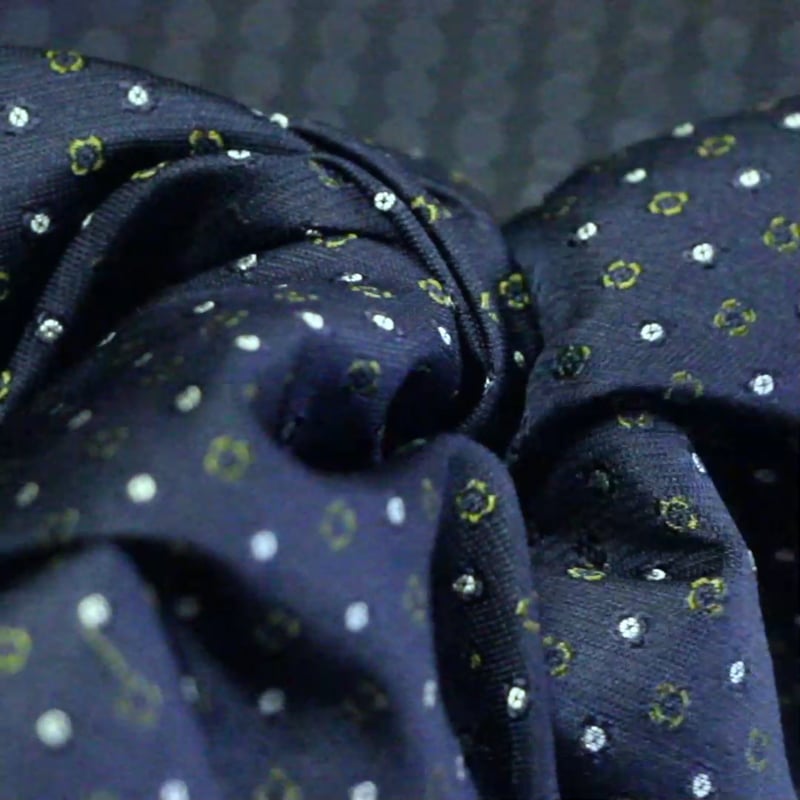 Vidéo: Jacquard 100% soie - Pois et petites fleurs vertes fond marine