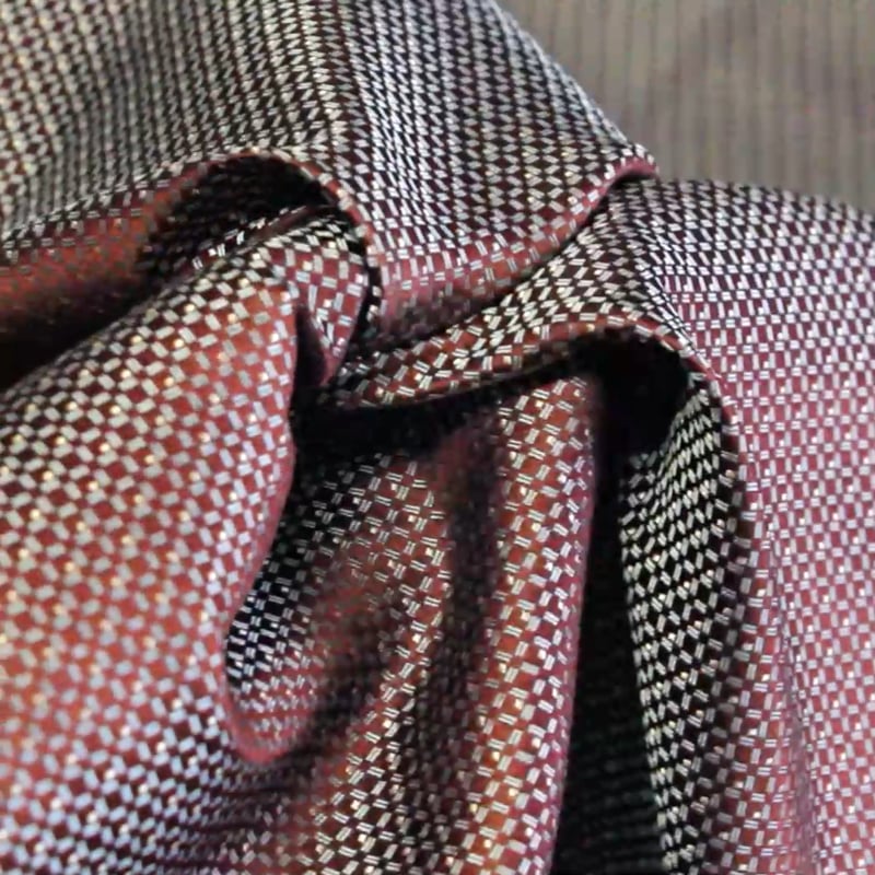Vidéo: Jacquard 100% soie - Carreaux bleu fond bordeaux