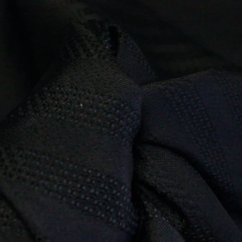 Vidéo: Jacquard 100% soie - Rayures texturées bleu marine