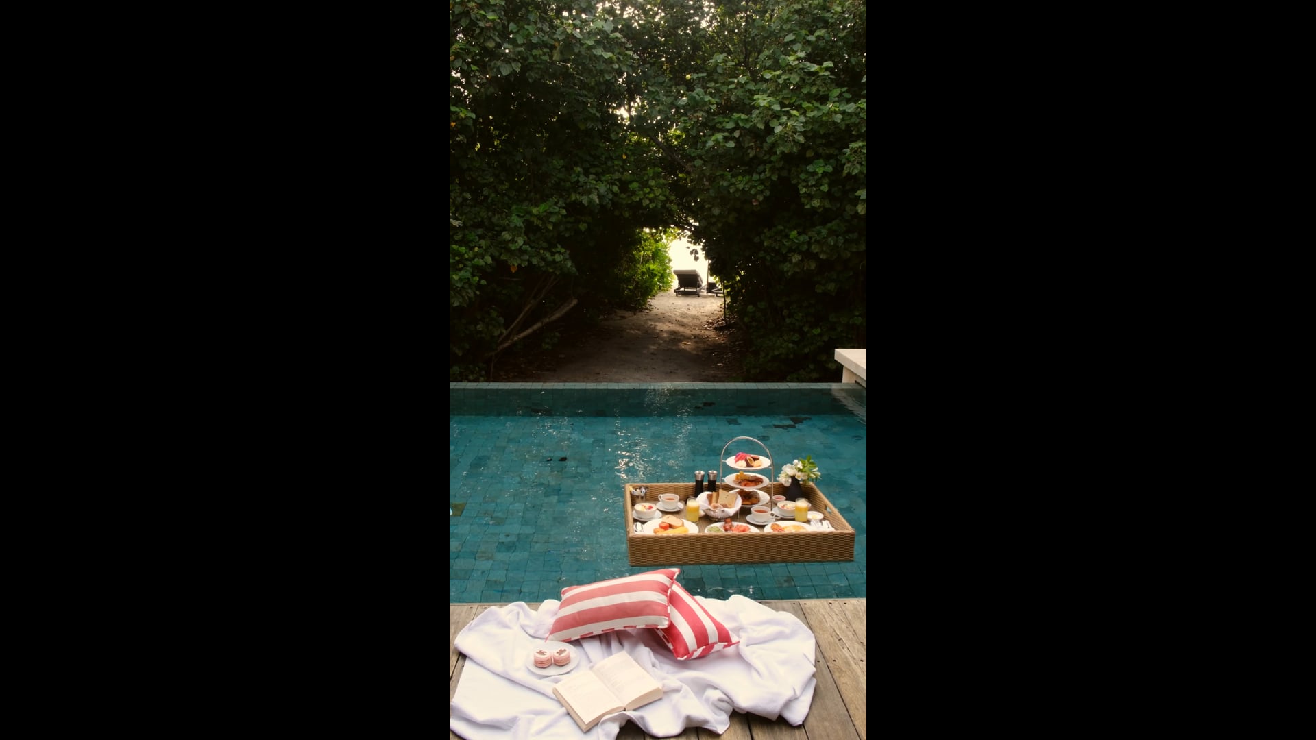 Floating Breakfast – Park Hyatt