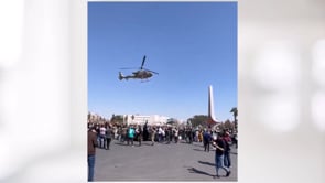 الطائرات السورية تلقي الورود على الأهالي في ساحة الأمويين في دمشق في الذكرى الرابعة عشر للثورة السورية