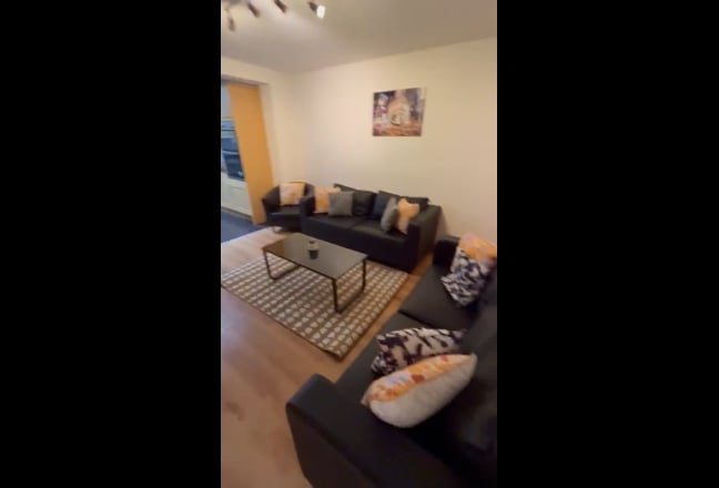 2 Bedrooms available for £600.  Main Photo