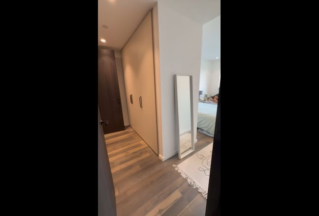 En-suite Room in Modern 3-bedroom flat available Main Photo