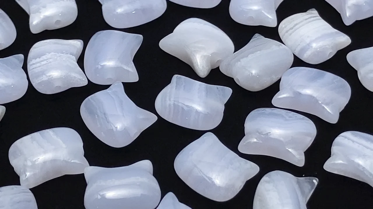 荒れ地のねこ ブルーレース 猫モチーフ 横穴｜天然石ビーズの卸問屋・通販