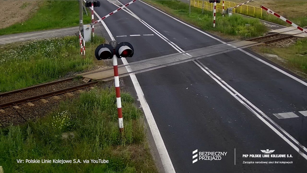 Vlak zmečkal osebni avtomobil, kombi prepolovil