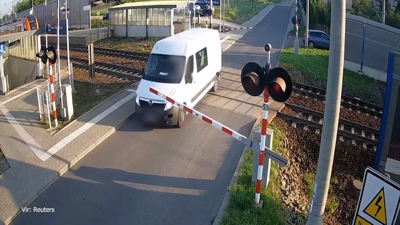 Vlak zmečkal osebni avtomobil, kombi prepolovil
