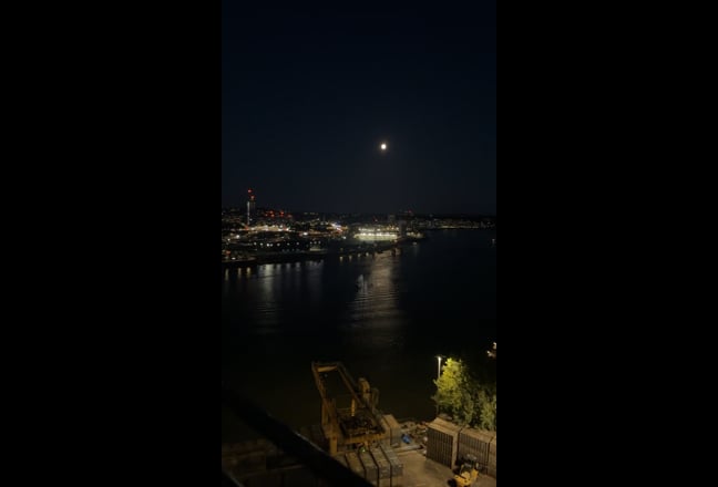 Canary Wharf Balcony Sky and Thames View 2 Bedroom Main Photo