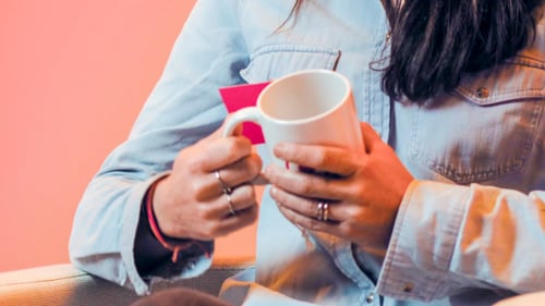 ¿Tomar un café o hacer una entrevista formal? ¿Cómo prefieres conocer a alguien?