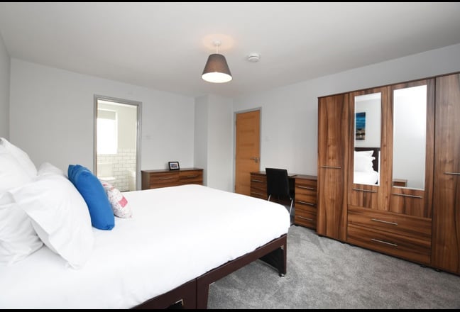 🛏️ XL Ensuite | King-size Bed | Own 🛁 &  🚿 Main Photo