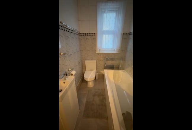 🏡 Spacious 2 Bedroom Flat Palmers green  Main Photo