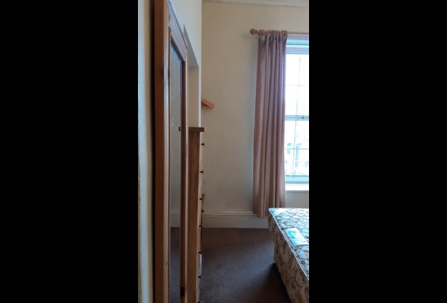 Lovely single room  £550. Double ensu!te £700 Main Photo