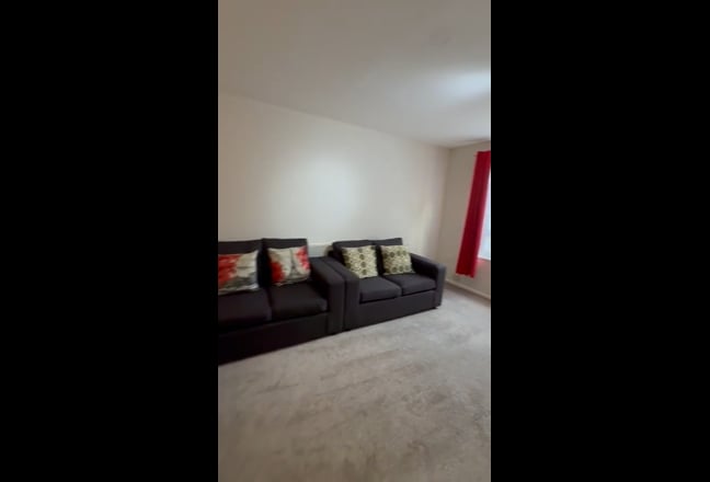 Spacious Double Rooms with Driveway & Garage Main Photo