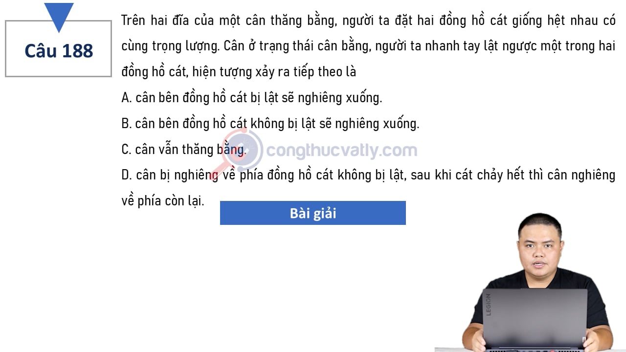 Trên hai đĩa của một cân thăng bằng, người ta đặt hai đồng hồ cát giống hệt nhau có cùng trọng lượng.