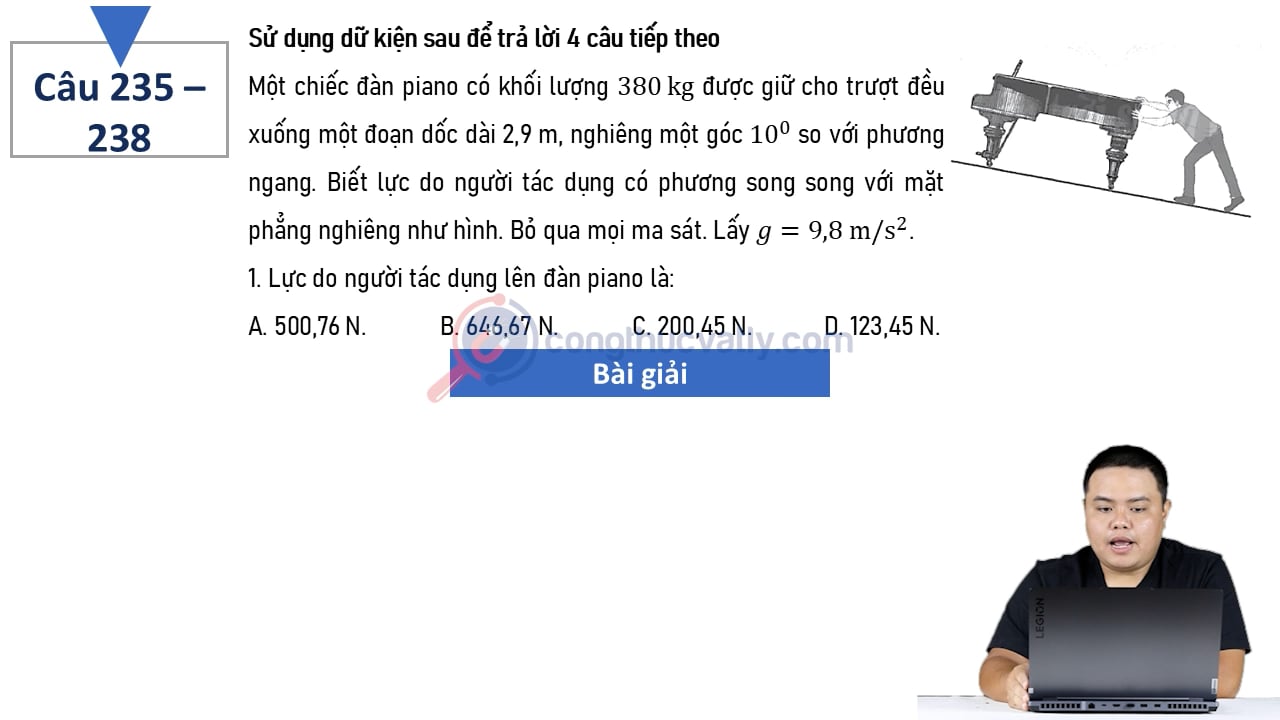 Một chiếc đàn piano có khối lượng 380 kg được giữ cho trượt đều xuống một đoạn dốc dài 2,9 m, nghiêng một góc 10 độ so với phương ngang.
