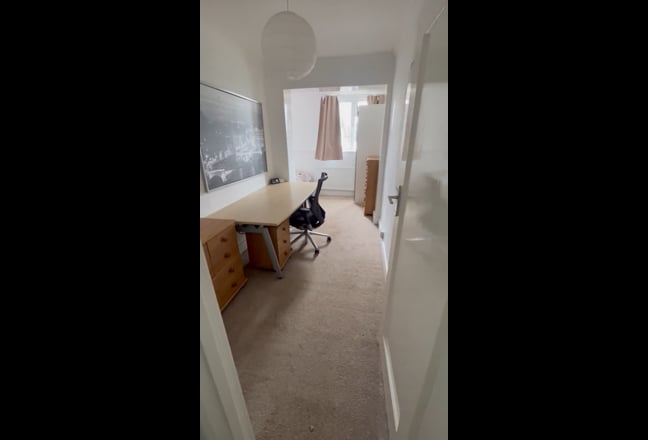 Small dbl room with desk and lots of storage  Main Photo