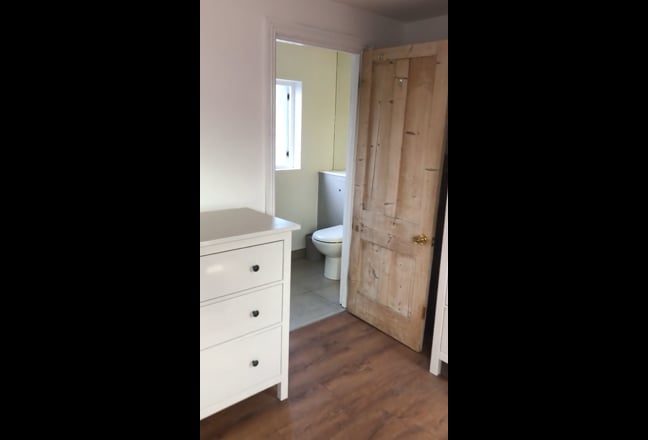 Self-Contained Attic Room with En-Suite Main Photo
