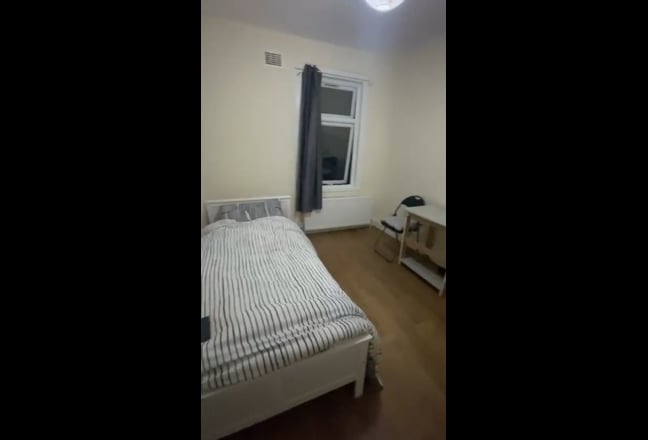 Semi Double Bed Room to Rent Main Photo