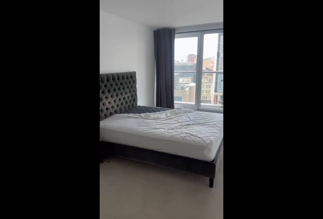 Spacious Luxury Master Bedroom next to Old Street Main Photo