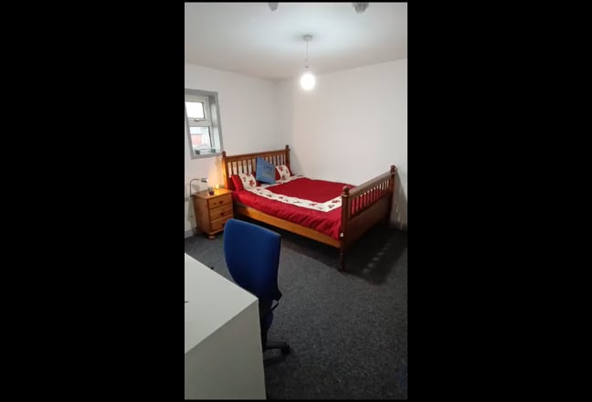 Large Ensuite Room Near Reading - Offroad Parking Main Photo