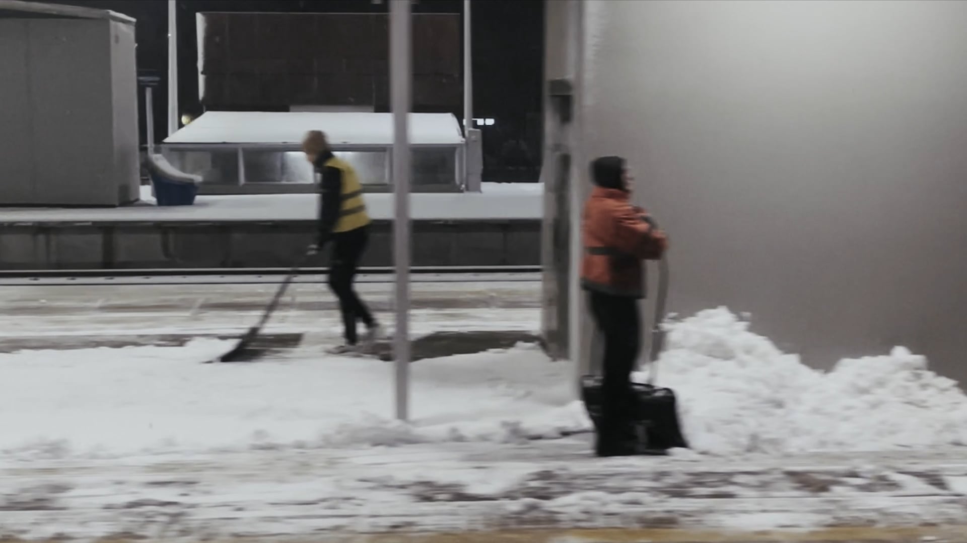 Sous la terre Trailer