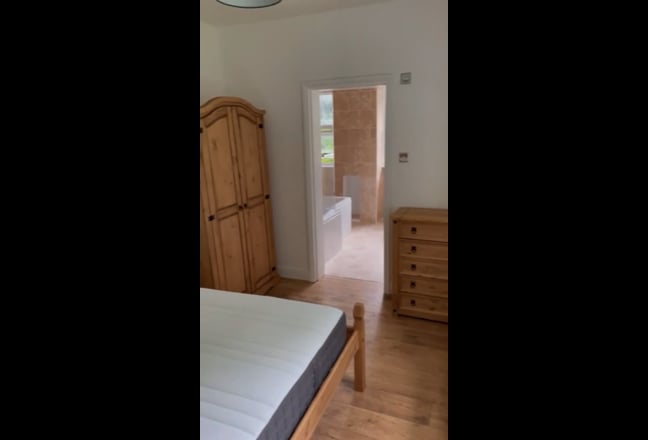En-Suite Double Room  in Guildford  Main Photo