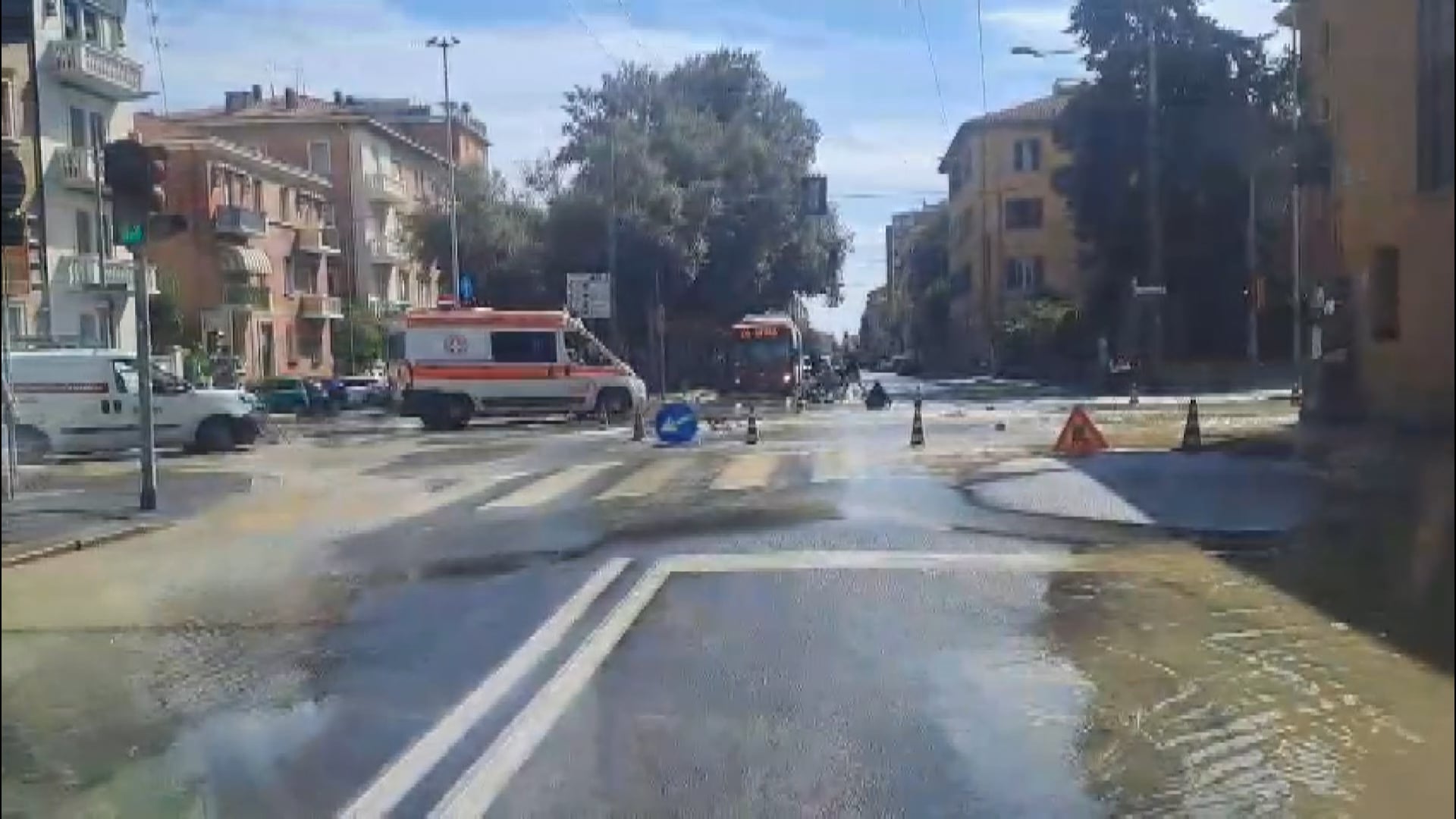 Tubo rotto in via Mazzini, strada allagata e traffico in tilt