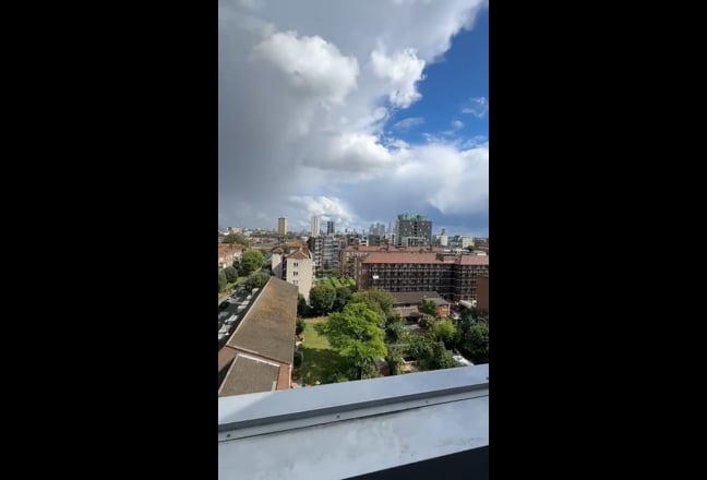 2 bedrooms available in a penthouse flat Main Photo