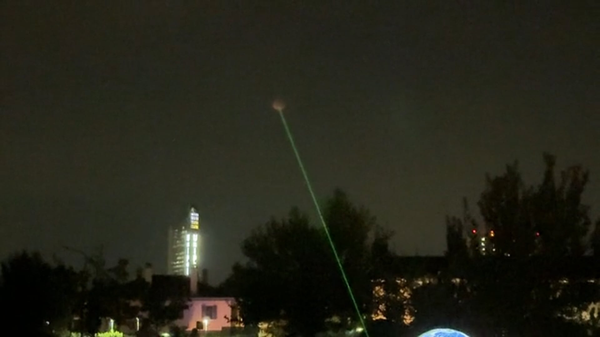 A  Bologna luna rossa e velata