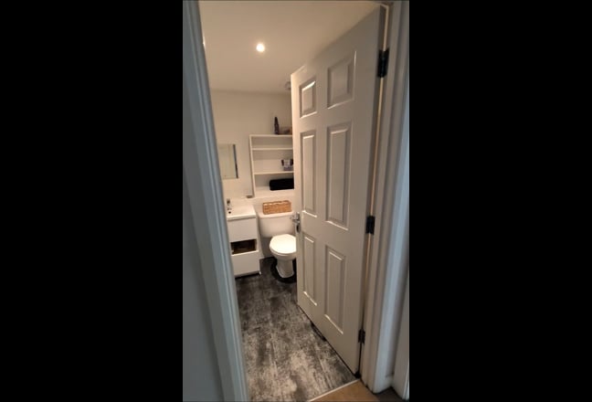 Bright & Spacious Double Room w/ Private Bathroom Main Photo