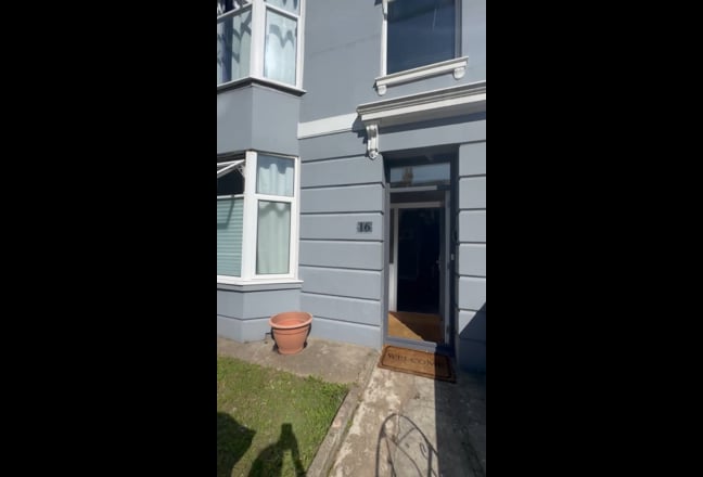 Lovely central house - fast wifi- available now Main Photo