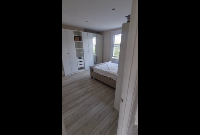 Large double with own bathroom - couples welcome  Main Photo